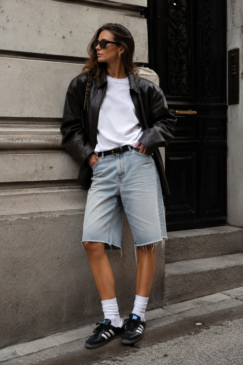 Bermuda shorts i ljus denim med skinnjacka, vit t-shirt och sneakers