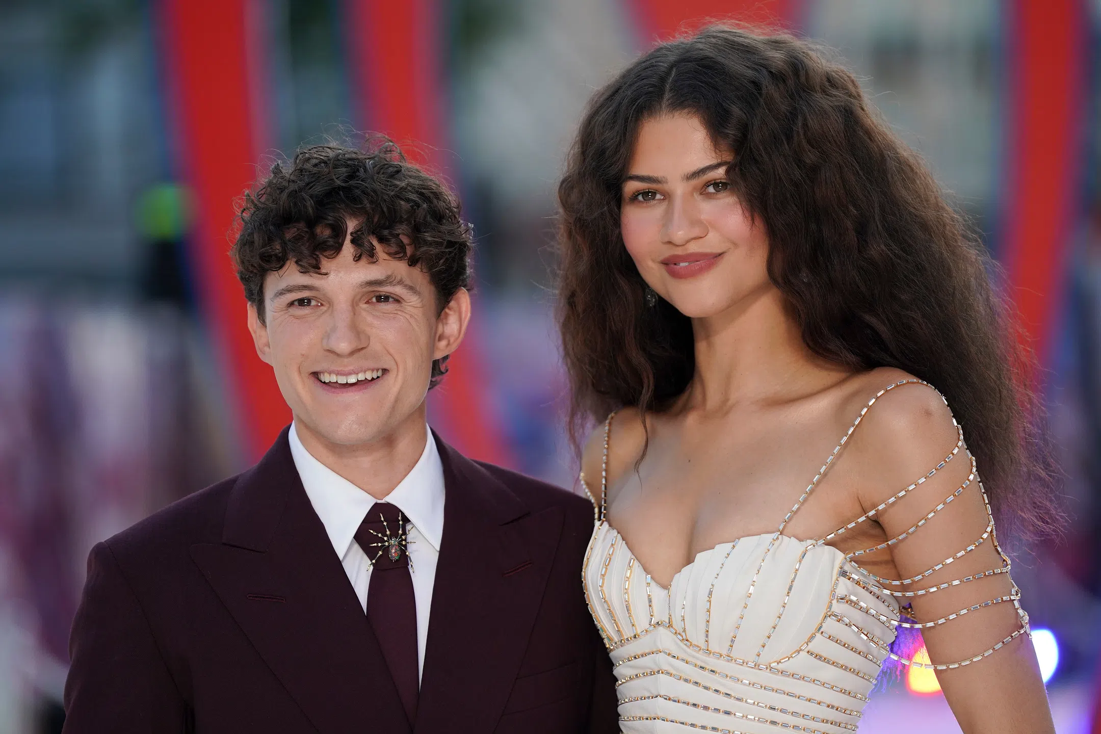 Tom Holland och Zendaya poserar tillsammans på ett evenemang