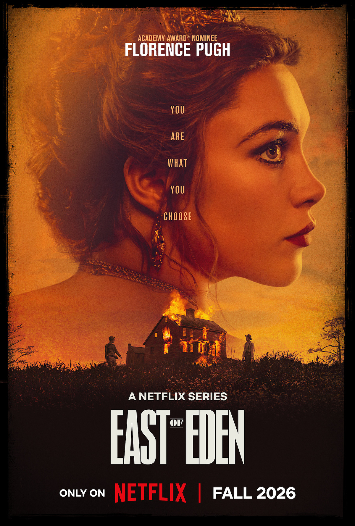 Affisch för Netflixserien East of Eden med Florence Pugh i profil framför ett brinnande hus