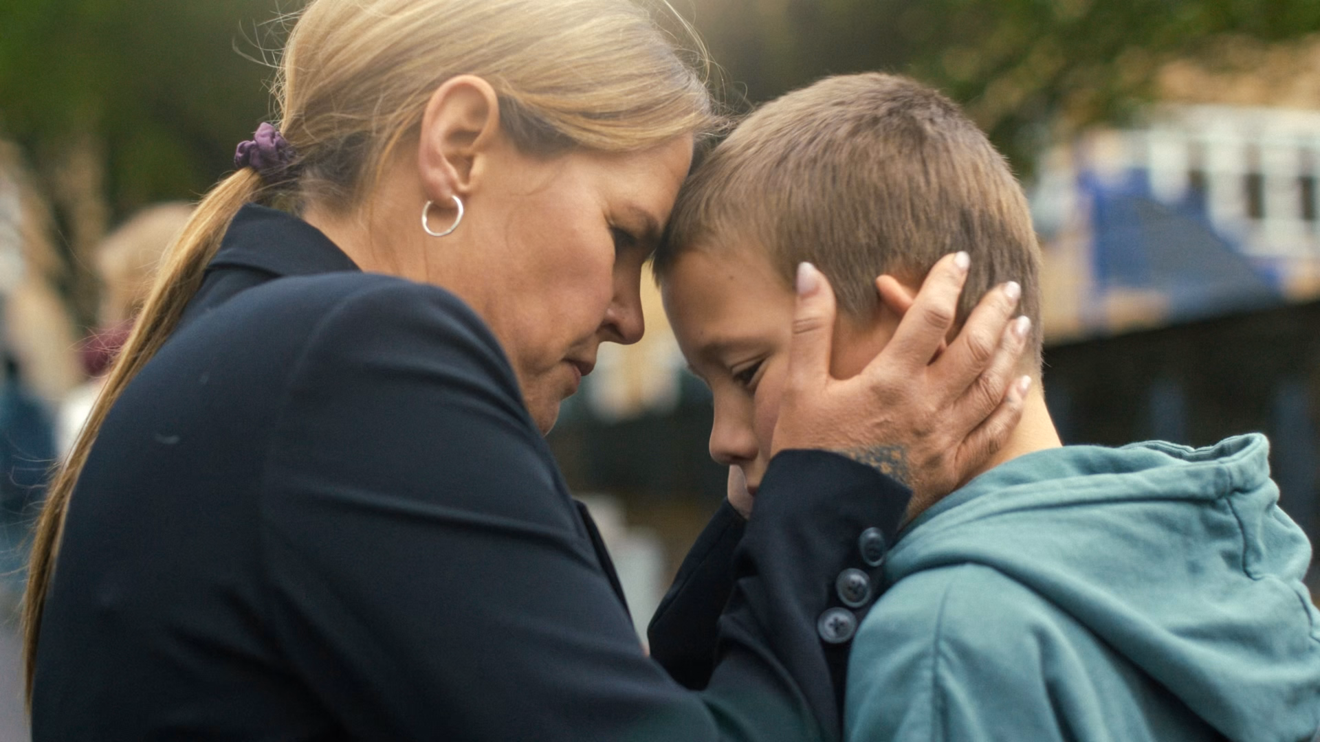 Kvinna och pojke panna mot panna i en scen ur Diagnoser på SVT Play