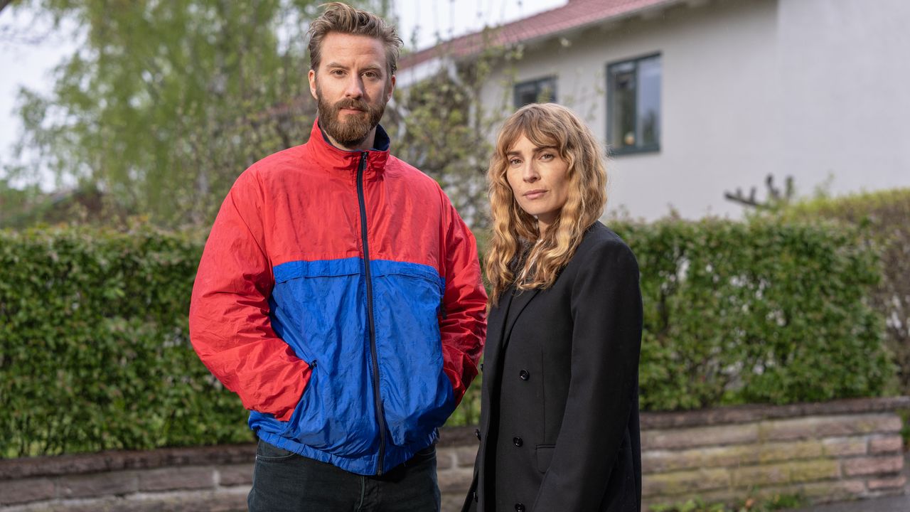 Man och kvinna framför en häck i TV4-serien Tills döden skiljer oss