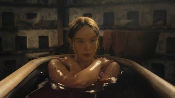 Kvinna i ett badkar i en scen ur Netflixserien om Lizzie Borden