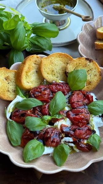 Burrata med ugnsbakad röd frukt, färsk basilika och rostade brödskivor