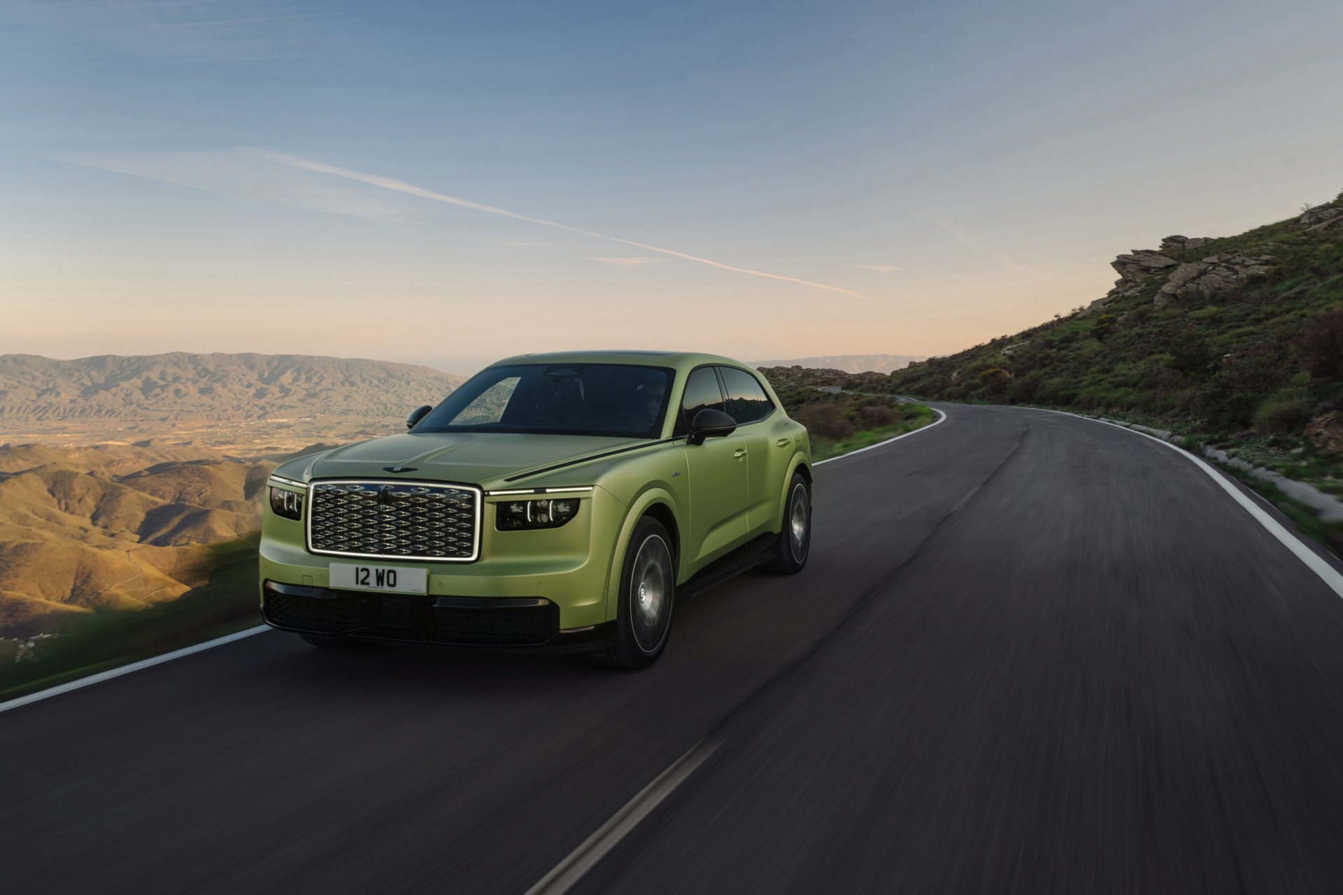 Bentley Torcal elektrisk SUV sedd snett framifrån.